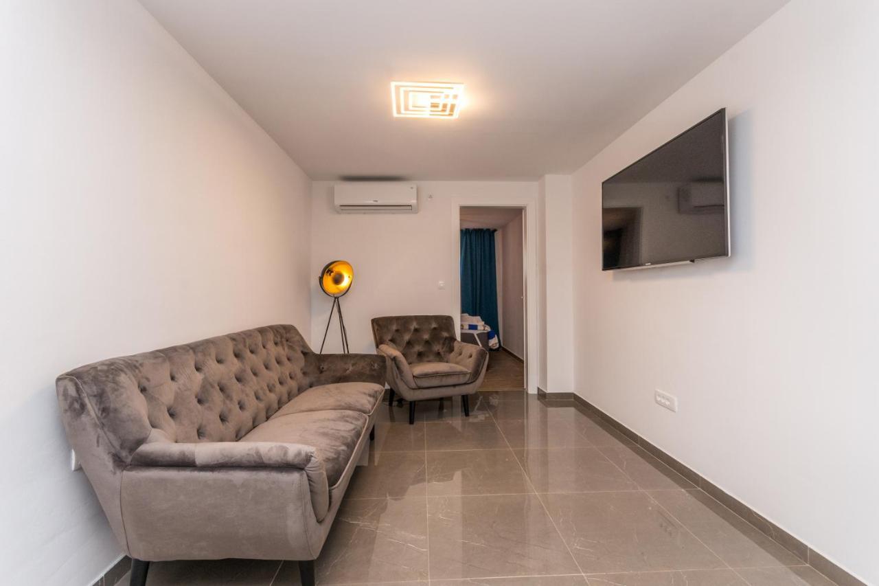Apartment Jakov With A Pool