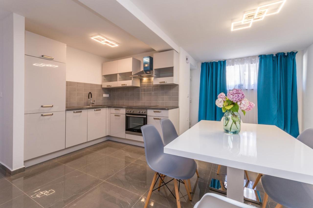 Apartment Jakov With A Pool