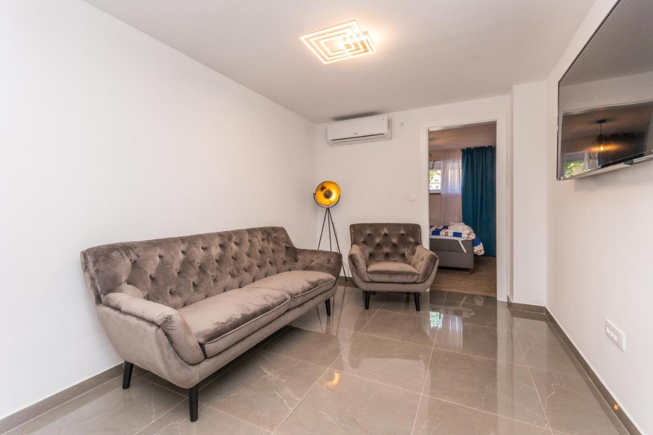 Apartment Jakov With A Pool Zadar