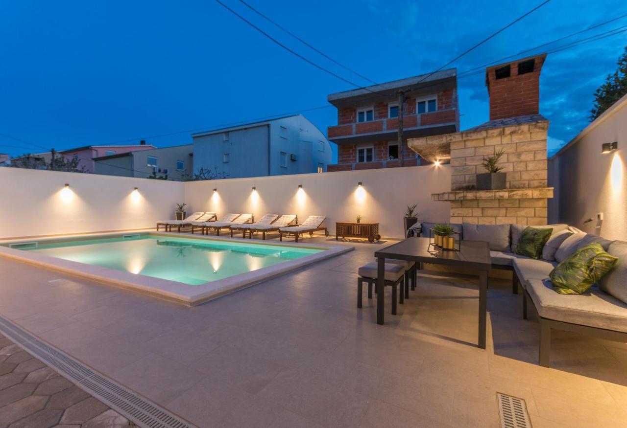 Apartment Jakov With A Pool