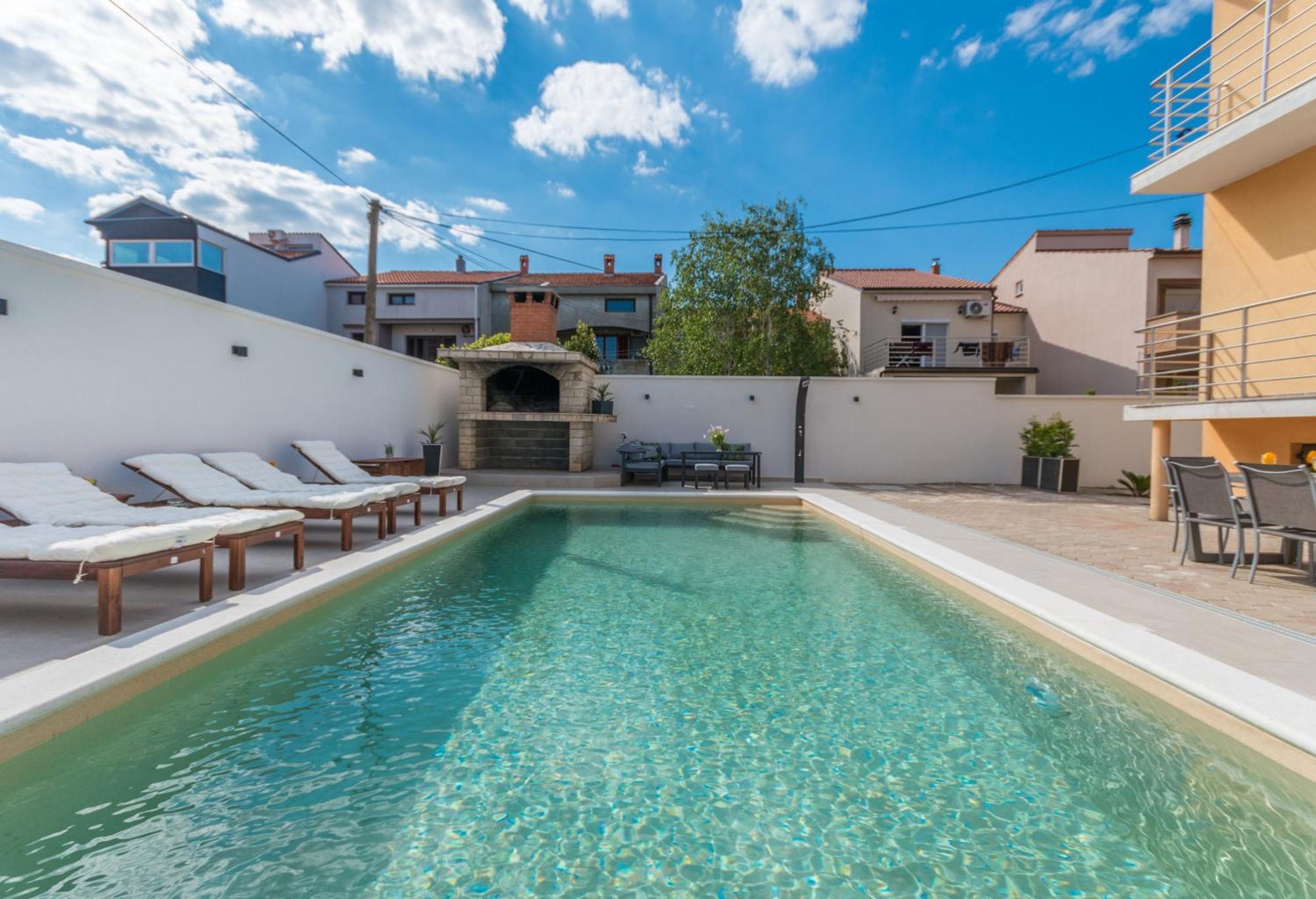 Apartment Jakov With A Pool